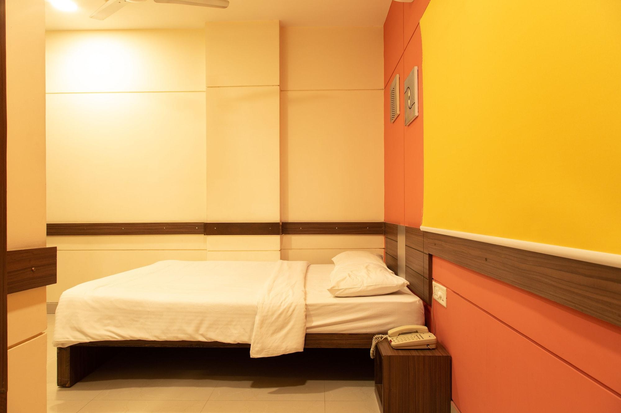 Hotel Tirupur Esterno foto