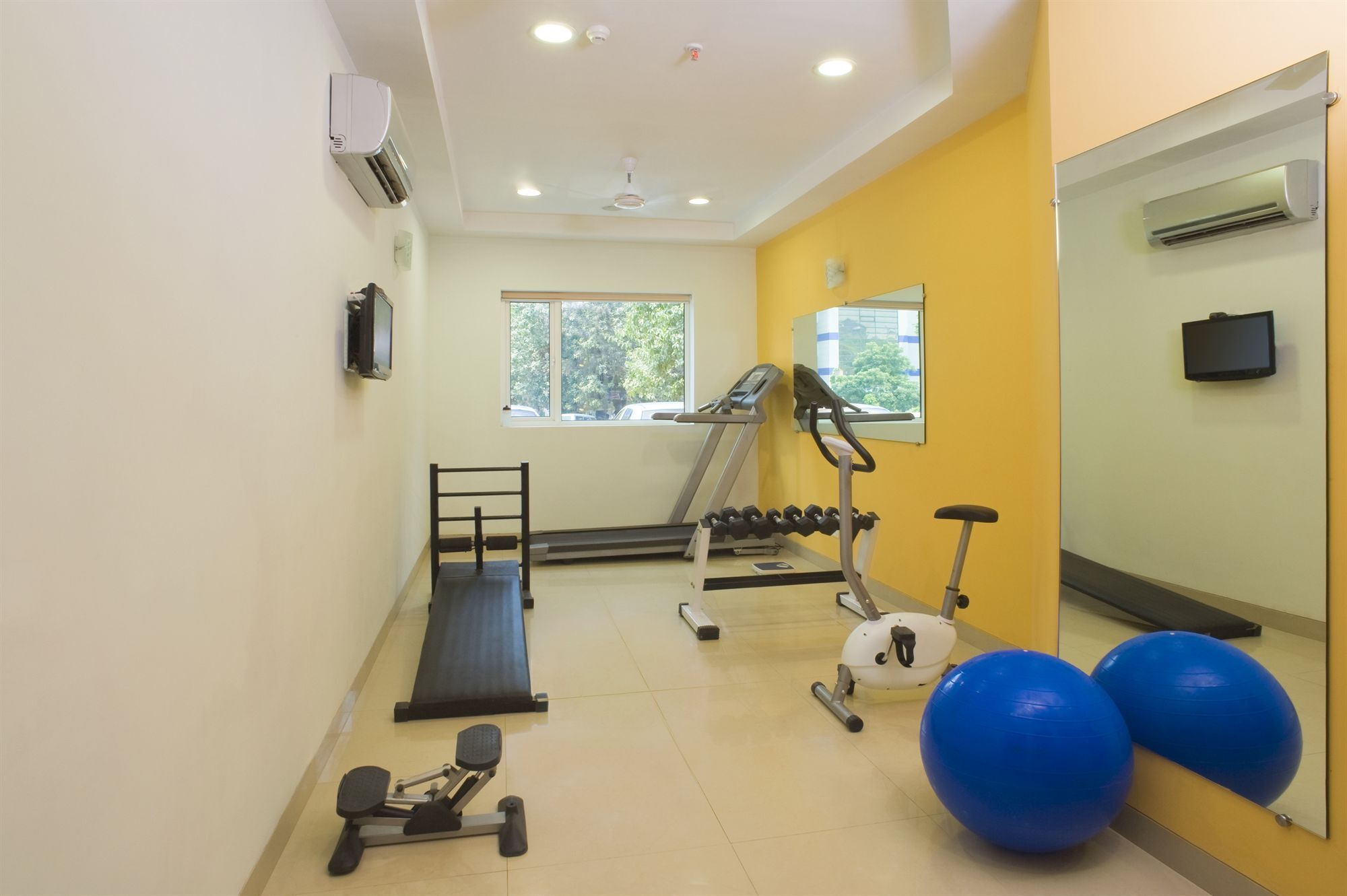 Hotel Tirupur Esterno foto