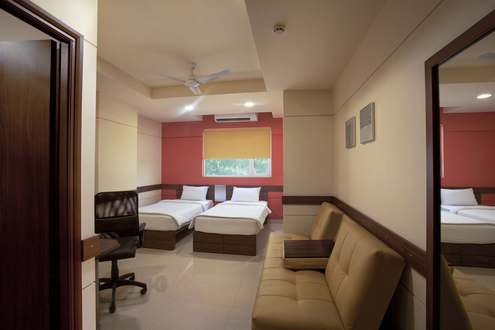 Hotel Tirupur Esterno foto